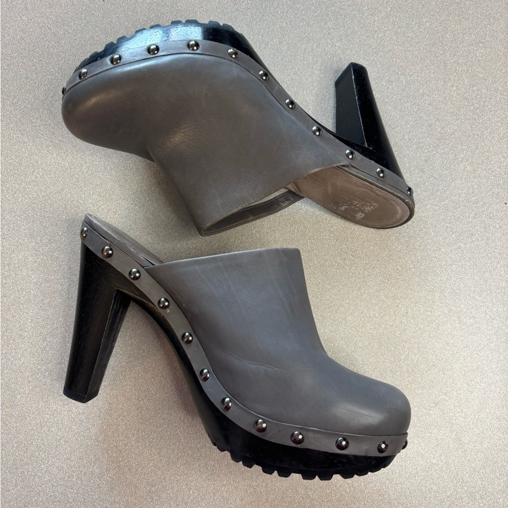 Kenneth Cole Around Town Gray Leather Studded 70s Hippie Clogs